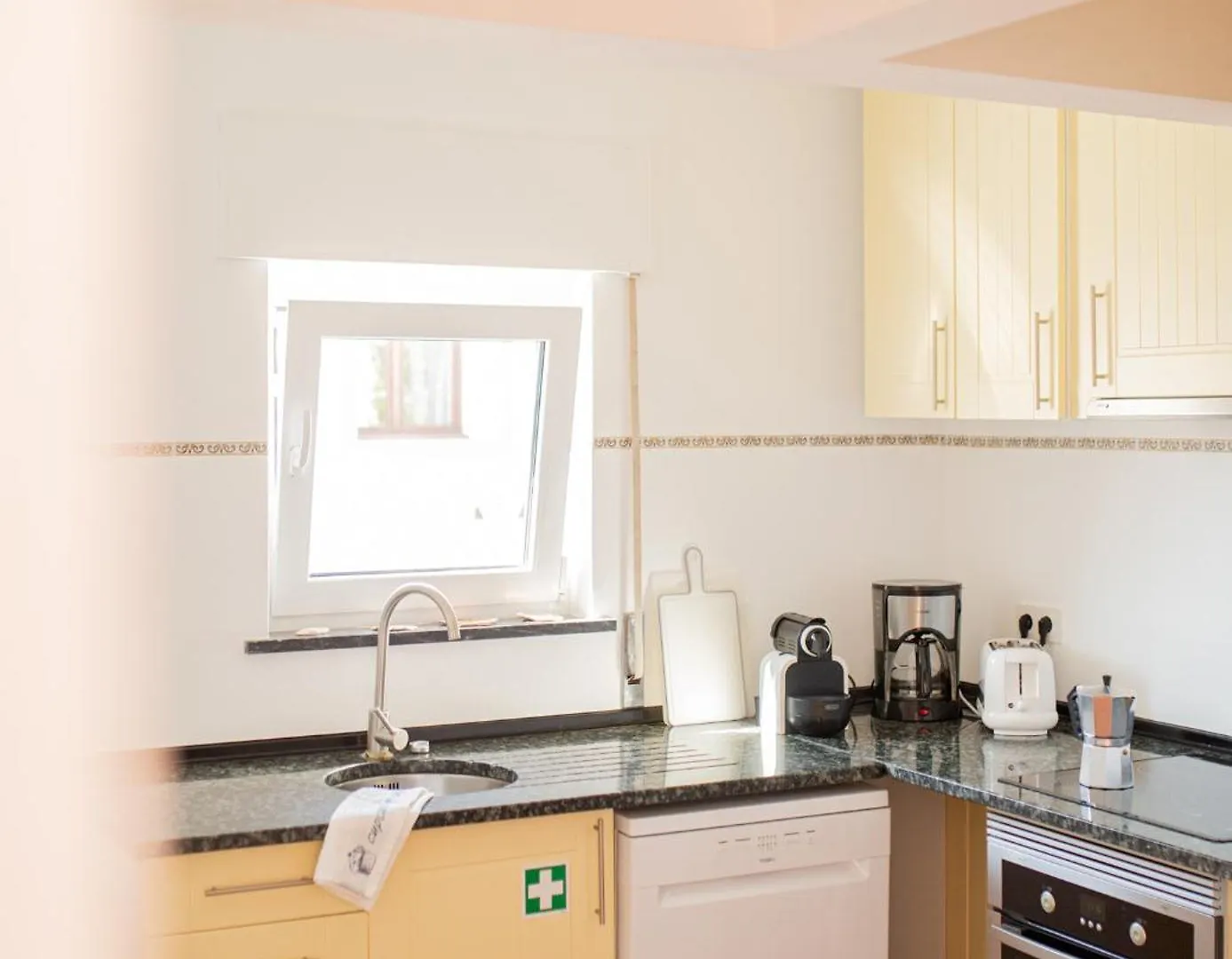 Casa Pedro In Salema - Oceanview & Beach Apartment